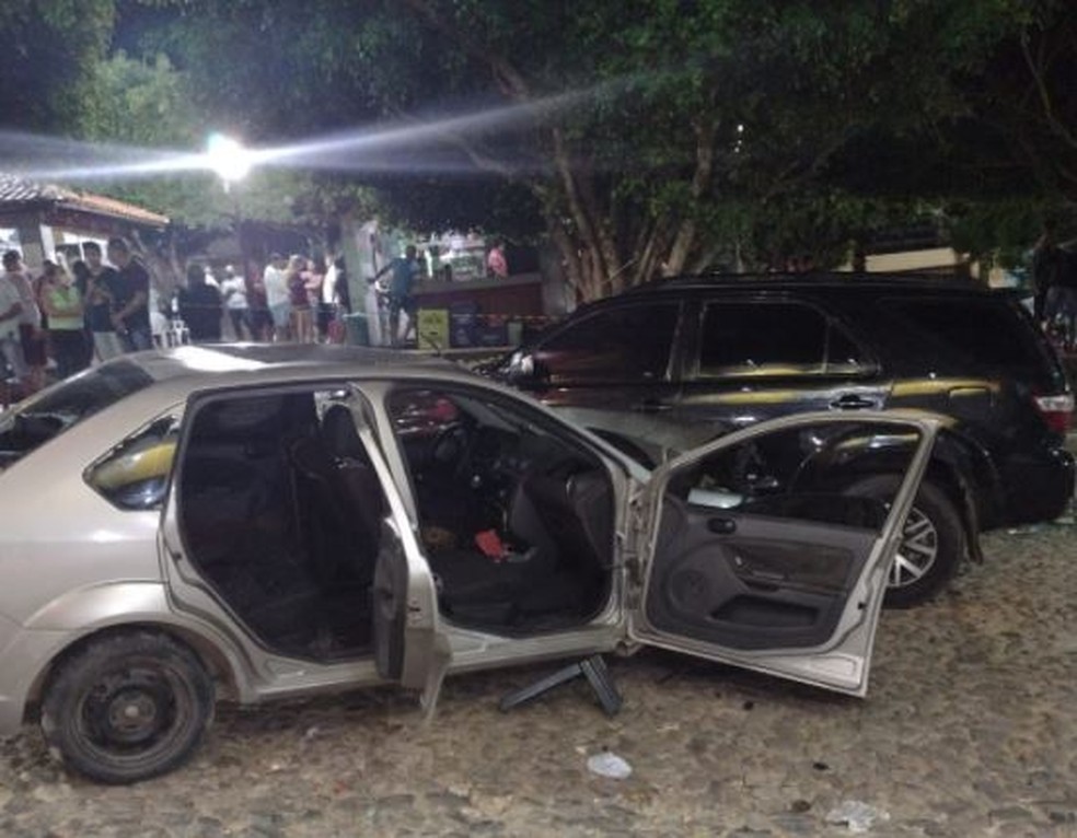 Carro que invadiu feira e matou três pessoas só parou ao colidir em um veículo estacionado. — Foto: Arquivo pessoal