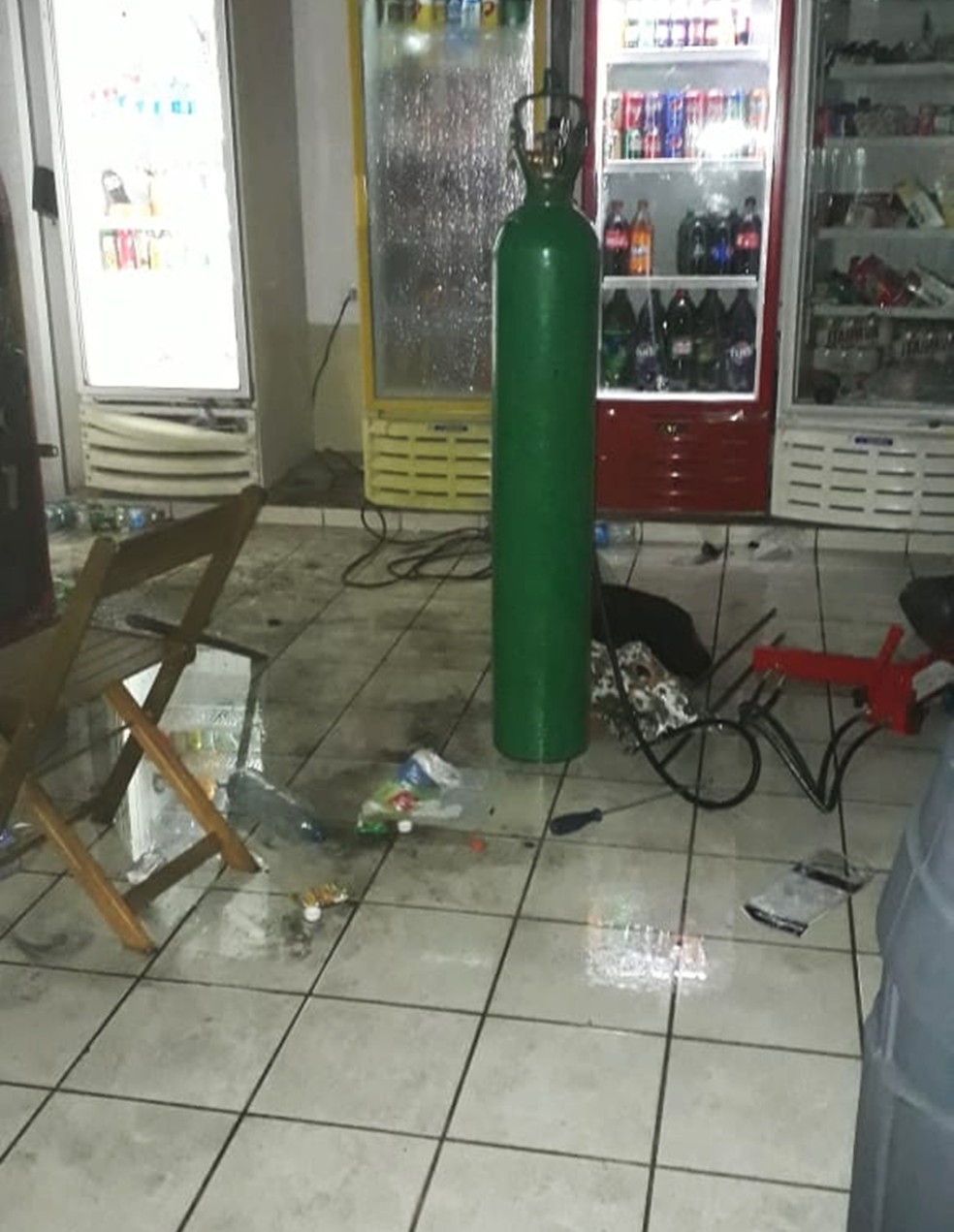 Bandidos fugiram, deixando para trás um cilindro e um maçarico — Foto: PMRN/Divulgação