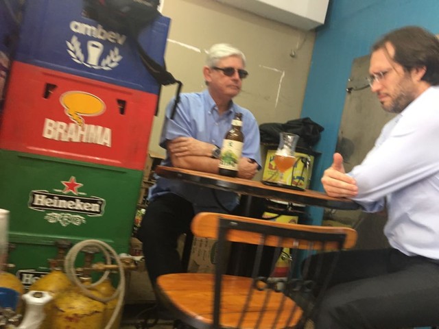 Rodrigo Janot conversa com o advogado Pierpaolo Bottini em um bar de Brasília (Foto: Reprodução, site 'O Antagonista')