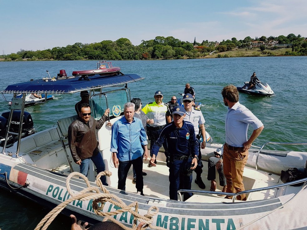 Governador Rodrigo Rollemberg em visita à orla do Lago Paranoá (Foto: Marina Oliveira/G1)