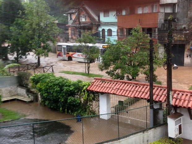 Chuva deixa ruas alagadas em Petrópolis (Foto: Carlinhos DJ)