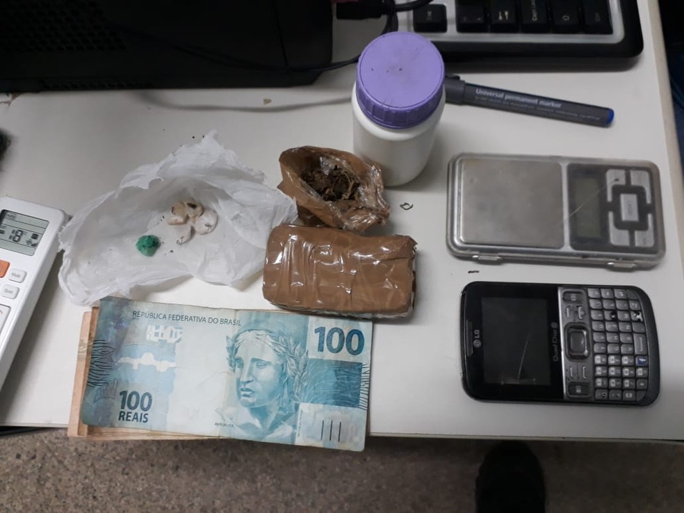 Drogas, muni&ccedil;&otilde;es, dinheiro e ve&iacute;culos foram apreendidos pela PC em opera&ccedil;&atilde;o na regi&atilde;o central de RO.  &mdash; Foto: Divulga&ccedil;&atilde;o/PC-RO