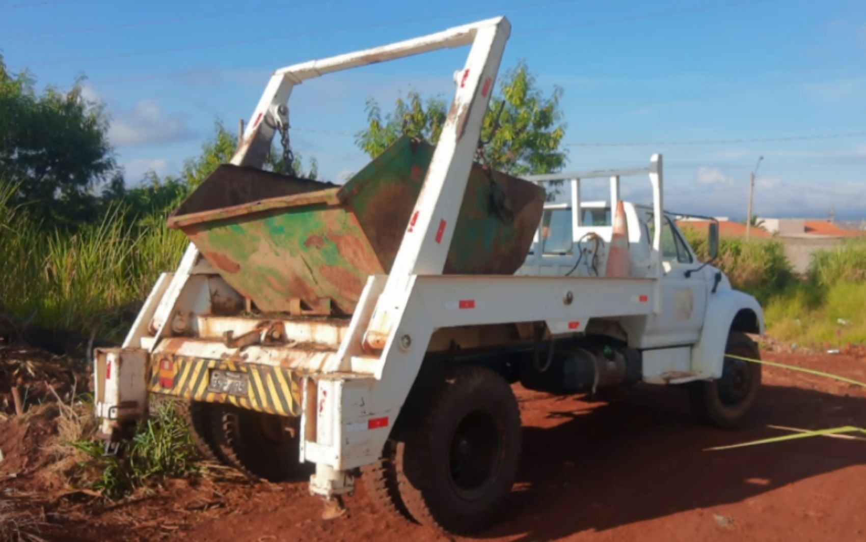Morador flagra uso de caminhões da Prefeitura de Jardinópolis, SP, para descarte irregular de entulho 