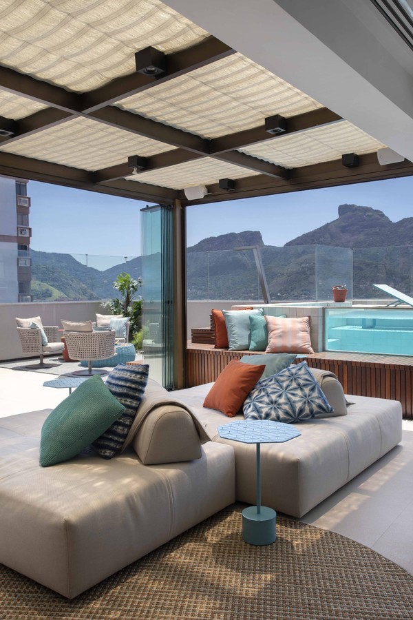 Cobertura dúplex de 257 m² tem piscina e clima de casa de veraneio (Foto: Juliano Colodeti (MCA Estúdio))