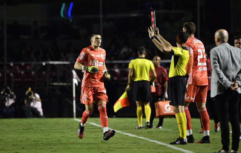Volpi machuca a mão direita, é substituído no São Paulo e vira dúvida para jogo contra o Santos