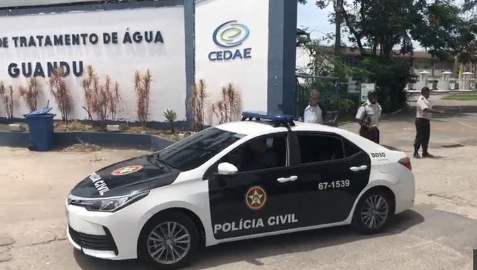 Policiais deixam a ETA Guandu — Foto: Reprodução/TV Globo