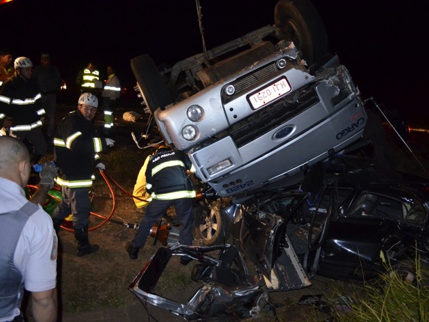 Ex-atacante do Corinthians escapa da morte em acidente com caminhão na Rodovia Governador Adhemar de Barros, em Mogi Guaçu (SP) (Foto: Rodrigo Fernandes/Mogi Guaçu Acontece)