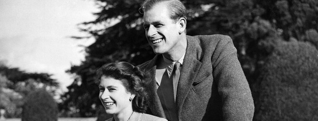 Elizabeth e Philip posam durante sua lua de mel, em 25 de novembro de 1947, na propriedade de Broadlands, Hampshire — Foto: AFP