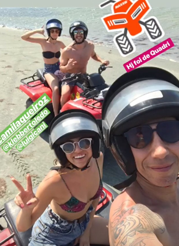 Camila Queiroz e Klebber Toledo com amigos  (Foto: Reprodução/Instagram)