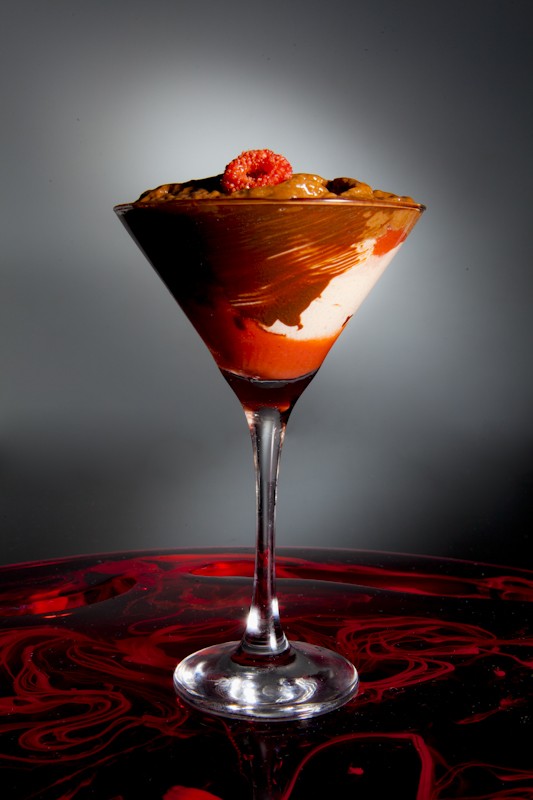 Vermelho: sorvete de framboesa com espuma de chocolate belga (Foto: Divulgação/ Rojo Criatividade Gourmet)