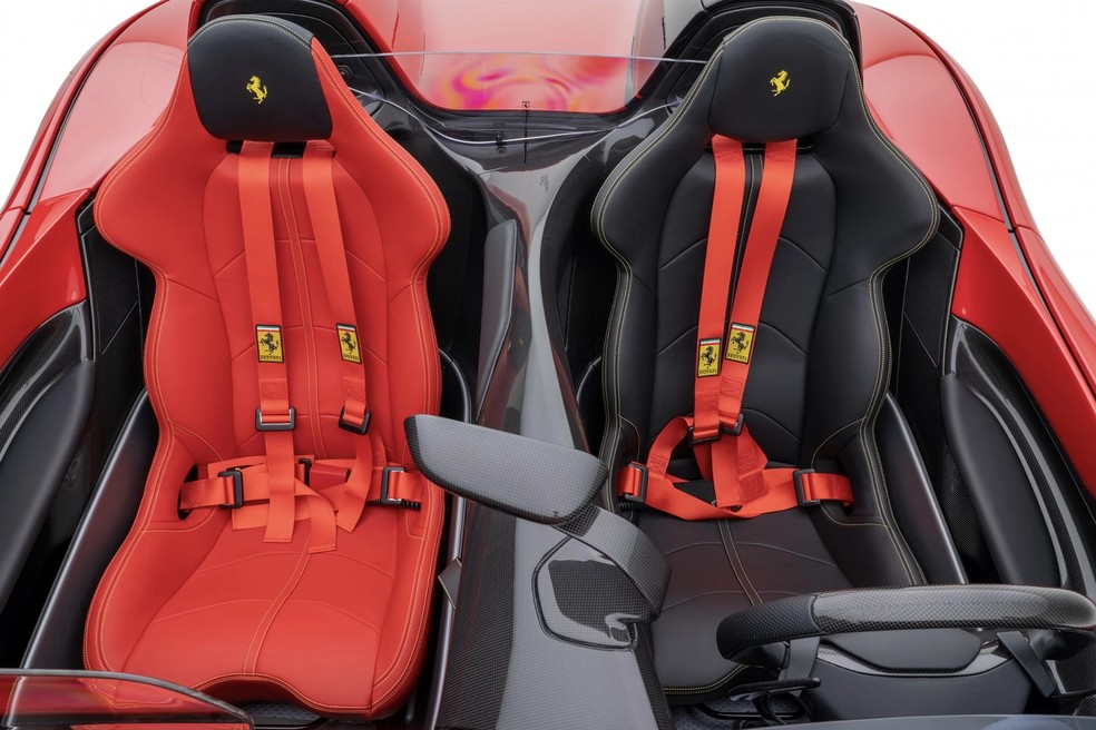 Ferrari Monza SP2 da Mansory tem bancos com cores diferentes — Foto: Divulgação