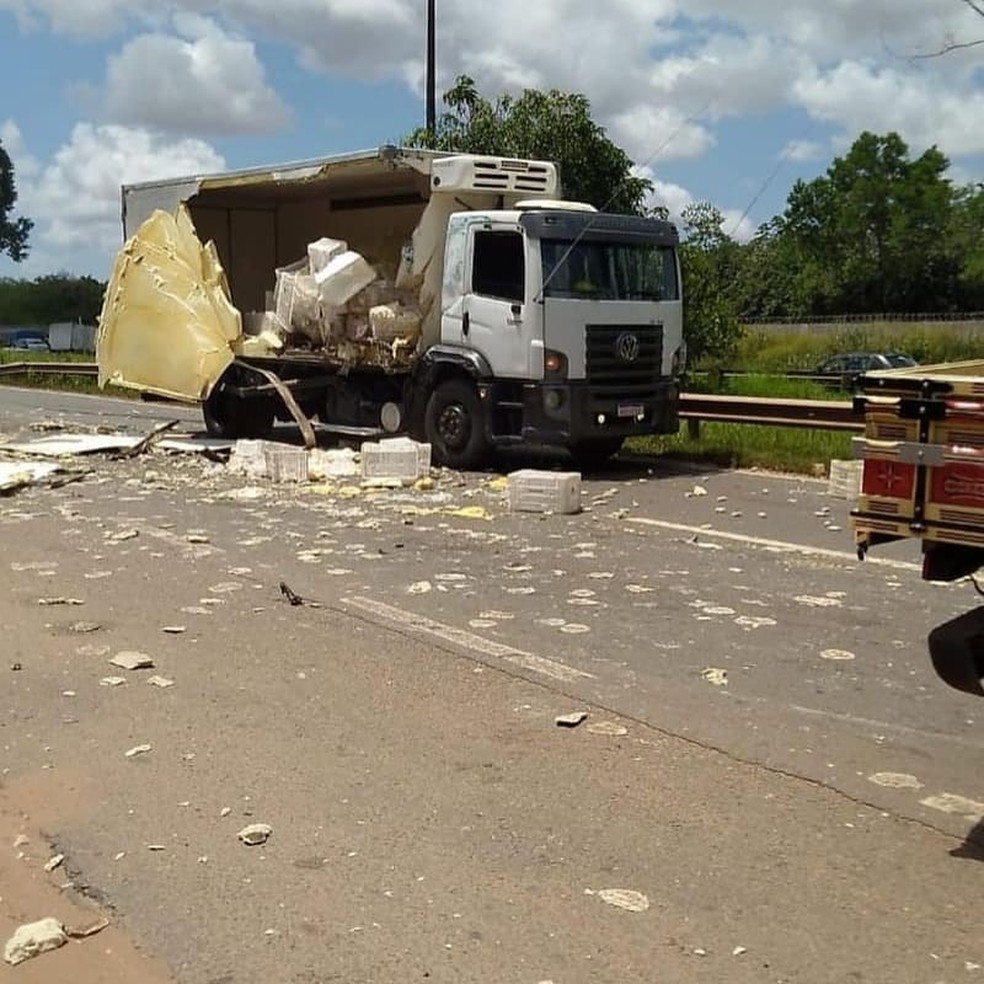 Caminhão colide em ônibus na faixa de pedestre e deixa três pessoas feridas na BR-135 — Foto: Divulgação/Redes sociais