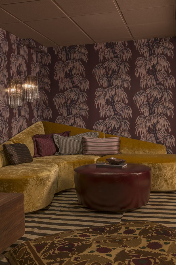 Décor do dia: sala de estar retrô com papel de parede e sofá de veludo (Foto: divulgação)