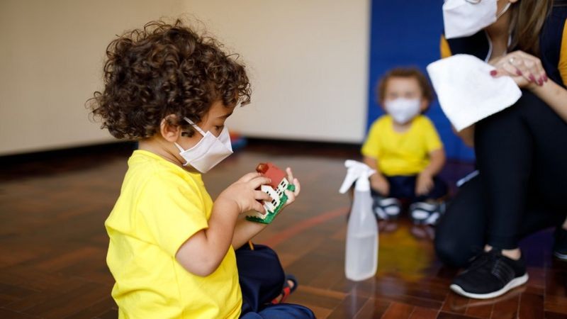 Como ainda não há vacina contra a covid disponível para crianças menores, recomendação é reforçar os demais cuidados preventivos (Foto: Getty Images via BBC News)