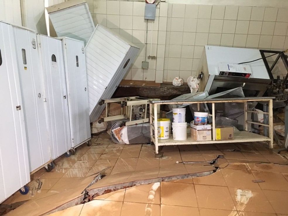 Padaria inundou e chão cedeu durante chuva que causou estragos em vários bairros de Rio Branco  (Foto: Marcelo Pereira/Rede Amazônica Acre)
