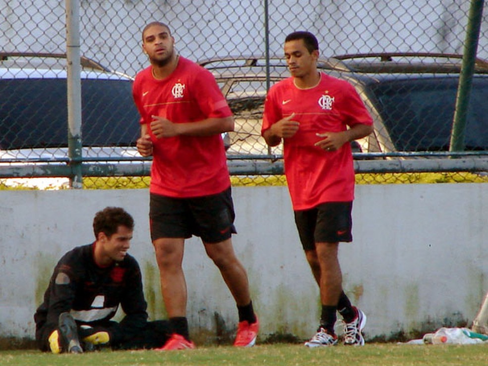 Adriano e Aleílson, companheiros no Flamengo em 2009 — Foto: Carlos Mota/ge