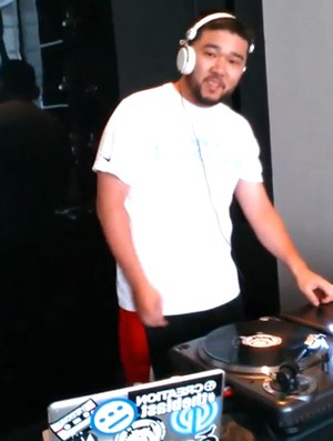 Frame  DJ no quarto do hotel do LeBron (Foto: Reprodução / Instagram)