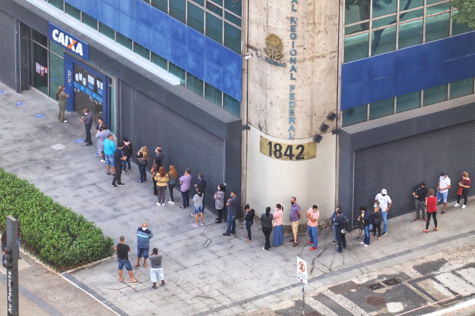 02/05/2020 - Fila Agencia Caixa na Av Paulista no sábado as oito horas da manhã. 
Foto: Roberto Parizotti/FotosPublicas