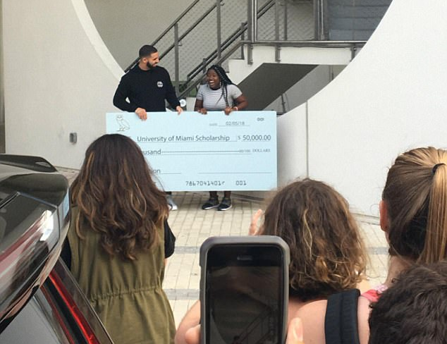 O rapper Drake com a estudante para quem deu um cheque de US$ 50 mil (Foto: Instagram)