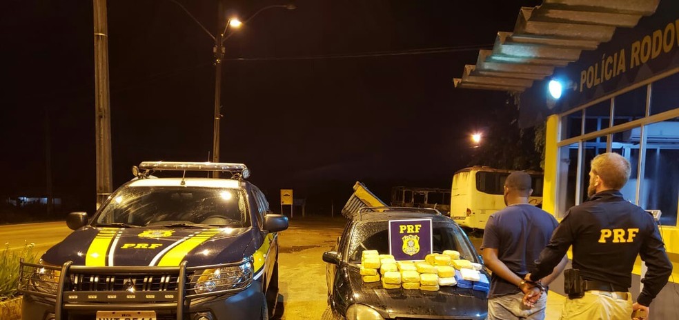 Homem foi preso em flagrante e levado para Defla pela PRF-AC — Foto: Divulgação/Polícia Rodoviária Federal do Acre 