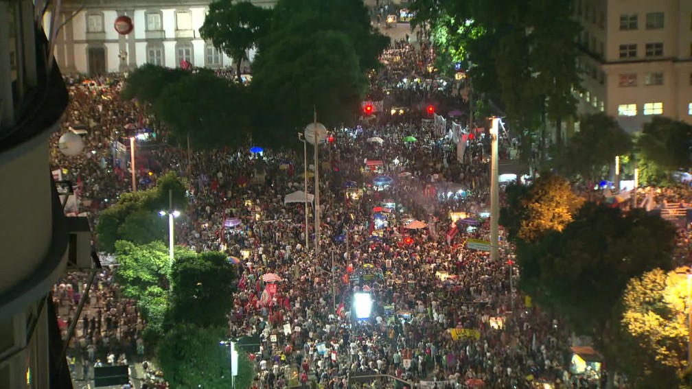Rio de Janeiro, 18h15: manifestantes na Igreja da CandelÃ¡ria â Foto: GloboNews