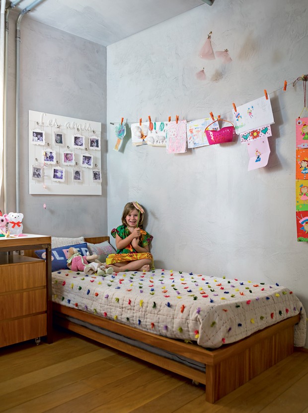 A menina Sofia curte seu quarto, que tem espaço de sobra para expor de desenhos a fotos (Foto: Edu Castello/Editora Globo)