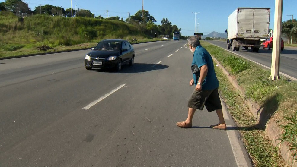 Pedestre se arrisca para atravessar a Rodovia do Contorno, no Espírito Santo (Foto: Reprodução/ TV Gazeta)