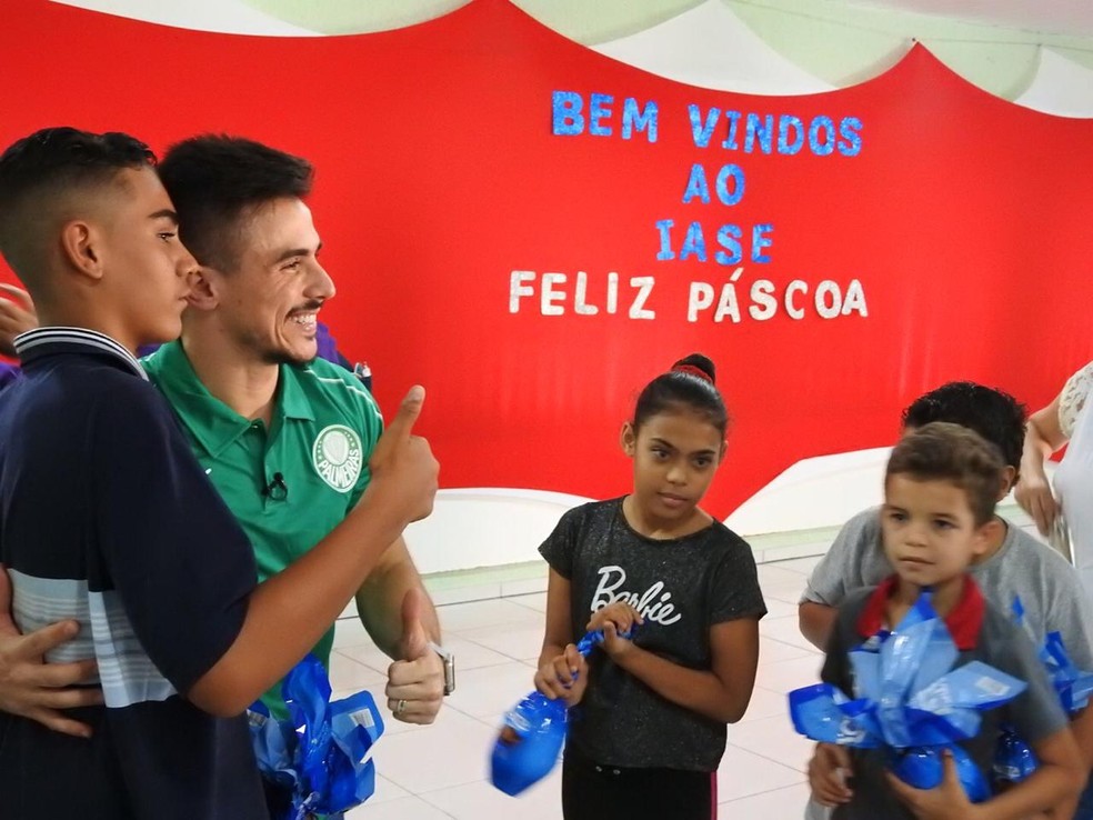 Willian, do Palmeiras, entrega ovos de Páscoa às crianças — Foto: Felipe Zito