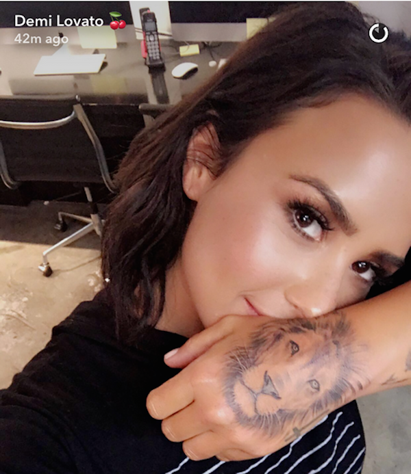A cantora Demi Lovato mostrando sua nova tatuagem (Foto: Instagram)