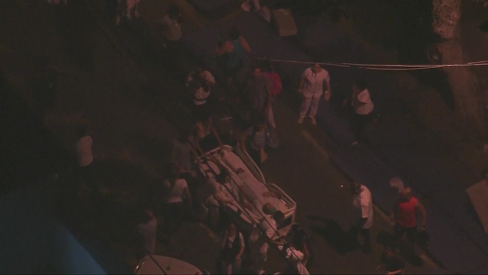 Paciente em maca é retirado do hospital e levado para a rua.  — Foto: Reprodução/Globocop