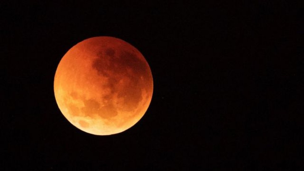 Eclipse lunar geralmente torna o satélite natural da Terra vermelho por alguns minutos — Foto: Getty Images via BBC