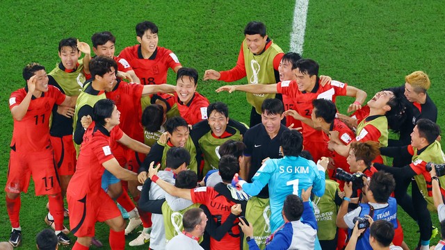 Jogadores da Coreia comemoram classificação para as oitavas da  Copa do Mundo 2022