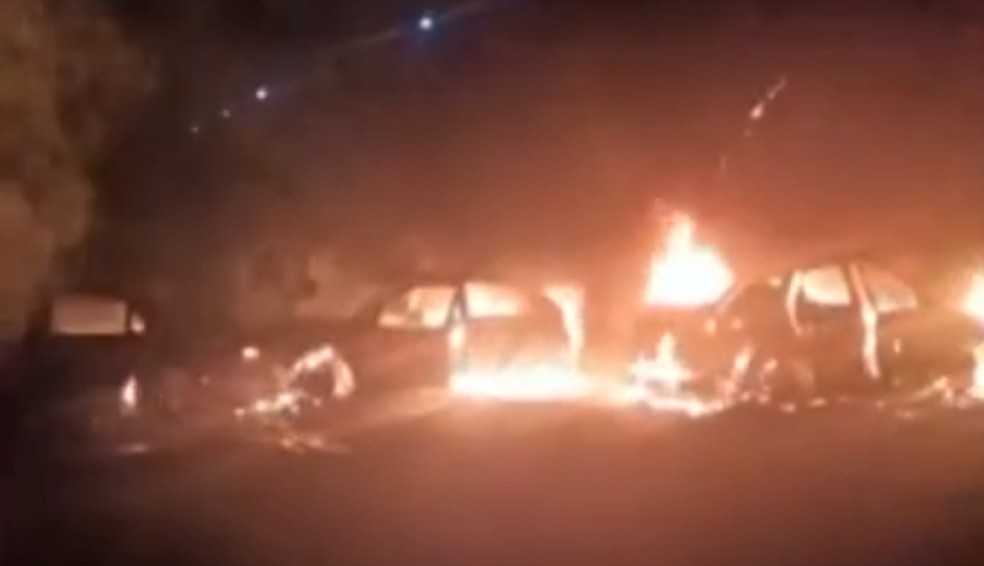 Criminosos atearam fogo em veículos para impedir a aproximação da Polícia Militar em Jarinu (SP) — Foto: Reprodução