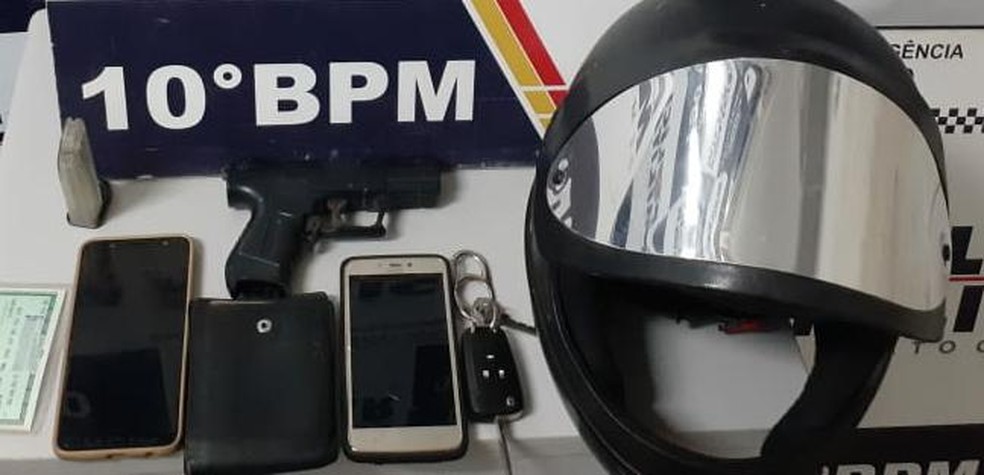 Arma de brinquedo foi apreendida e pertences da vítima foram recuperados — Foto: Polícia Militar de Mato Grosso/Divulgação