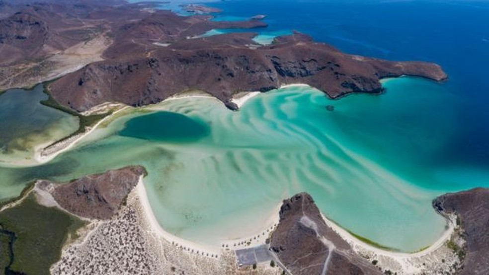 Balandra é considerada a 'praia mais bonita do México' por suas águas azul-turquesa e areias brancas, mas também é um refúgio para uma enorme diversidade de flora e fauna — Foto: GETTY IMAGES/via BBC