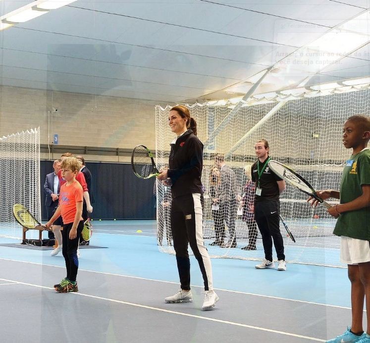 Kate Middleton mostra a barriguinha crescente ao jogar tênis em evento (Foto: Reprodução/Instagram)