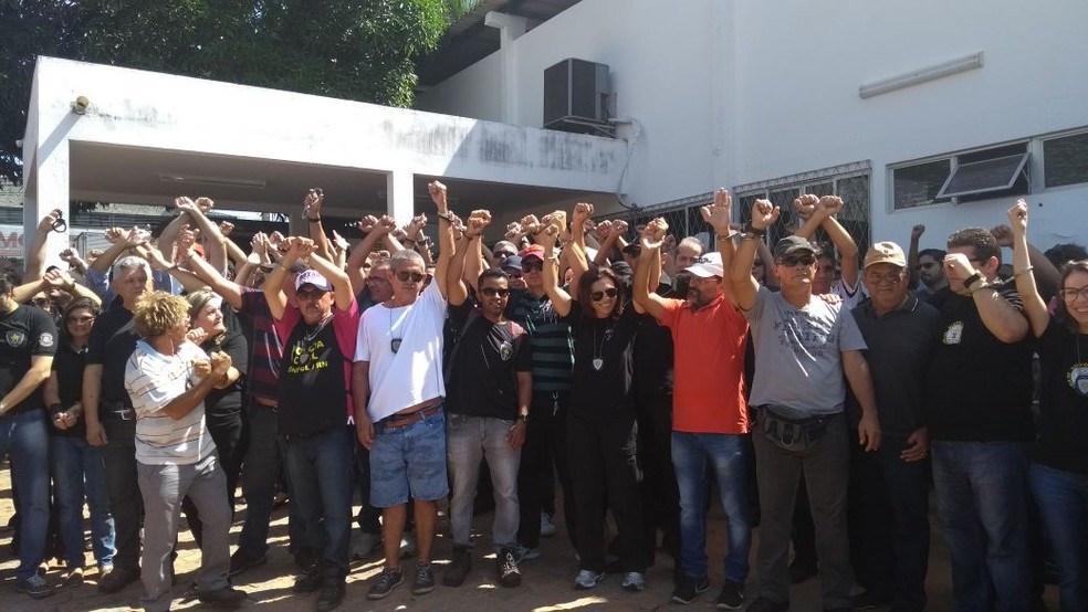 policiais civis do Rio Grande do Norte se apresentaram na Delegacia Geral de Polícia, na manhã desta quarta-feira (3), em Natal, para serem presos (Foto: Ediana Miralha/Inter TV Cabugi)