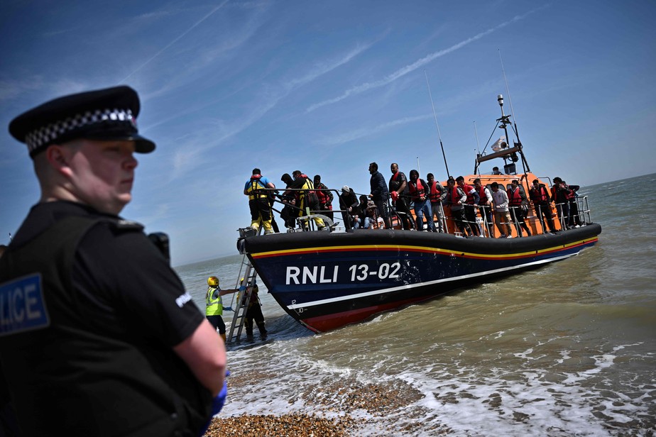 Policial britânico monta guarda na praia depois que imigrantes foram pegos no mar enquanto tentavam cruzar o Canal da Mancha, em junho