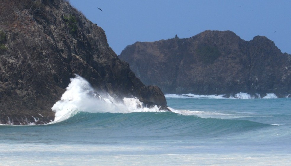 As ondas maiores que as habituais são registradas em Fernando de Noronha nesta terça-feira (20) â€” Foto: Ana Clara Marinho/TV Globo