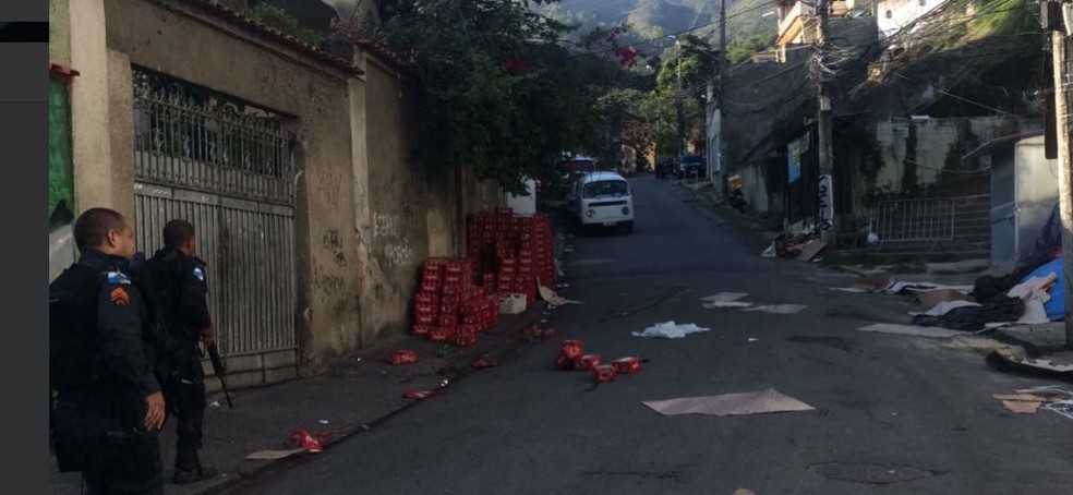PM chega ao local onde a carga dos caminhões foi deixada (Foto: Reprodução/Polícia Militar)