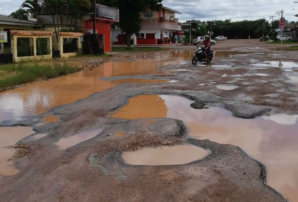 Via tomada por buracos e lama limita passagem de motoristas e ...