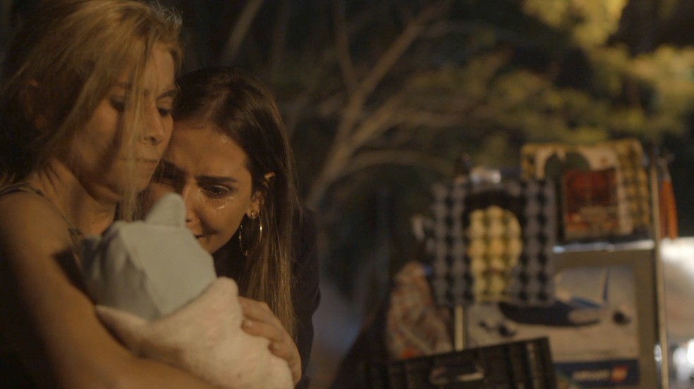 Karola se emociona ao ver uma moradora de rua com um bebê nos braços — Foto: TV Globo