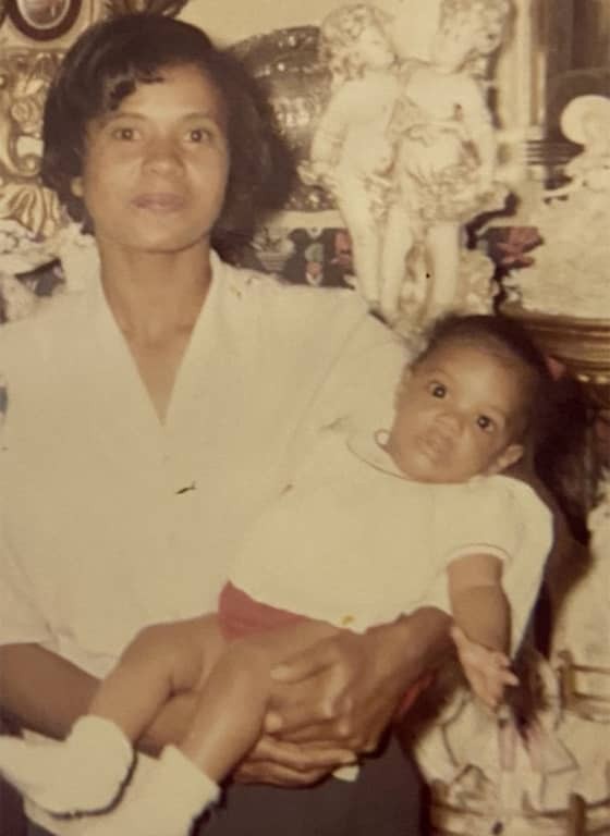 Lisa e a mãe que cuidou dela desde que era um bebê (Foto: Arquivo pessoal)