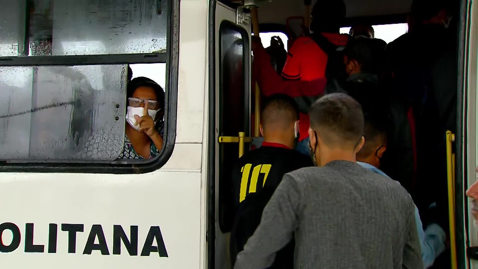 Passageiros tentando embarcar em ônibus no Grande Recife esta semana — Foto: Reprodução/TV Globo
