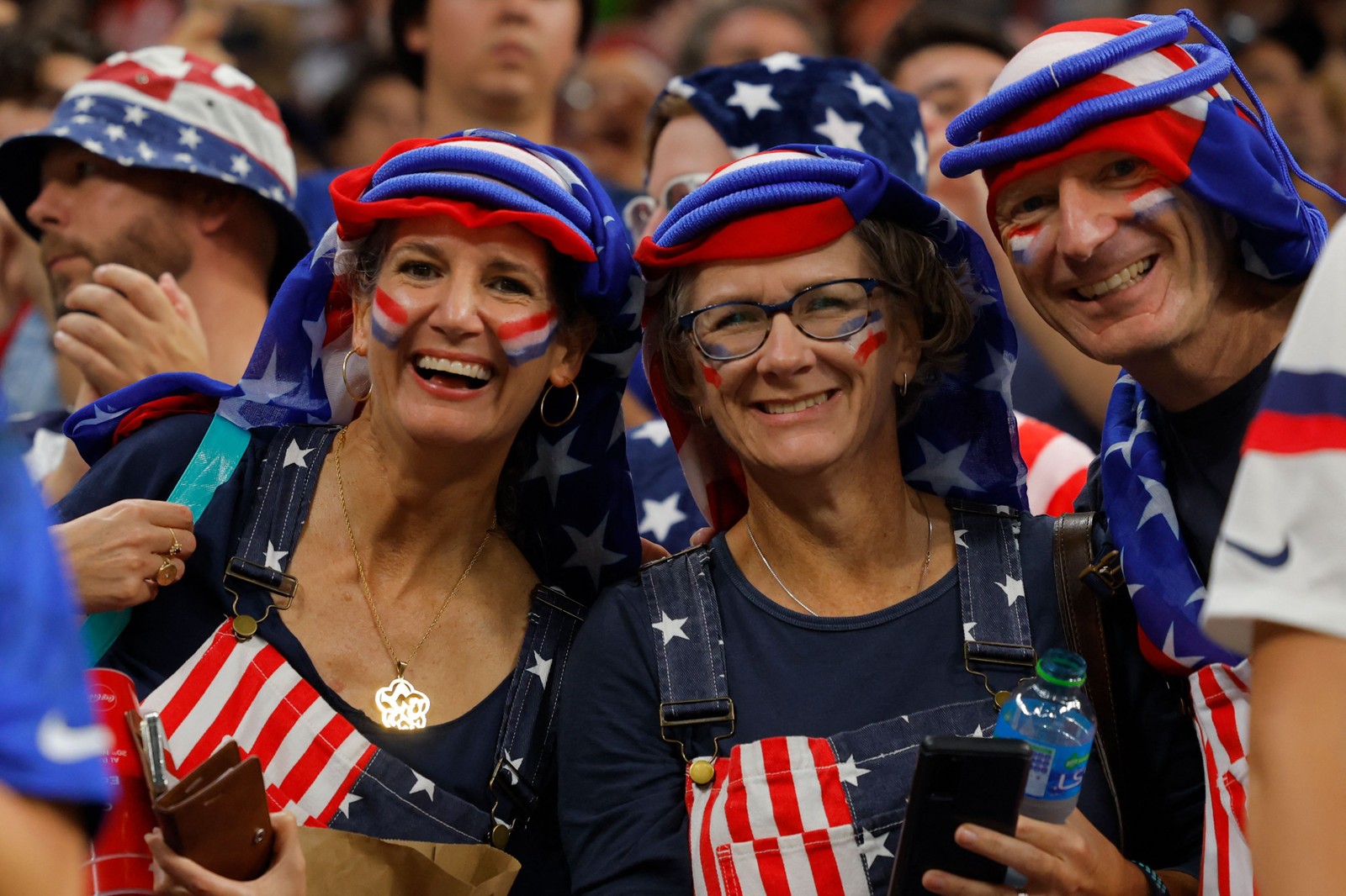 Torcedores dos EUA durante Inglaterra e EUA, no Estádio Al-Bayt — Foto: Odd ANDERSEN / AFP