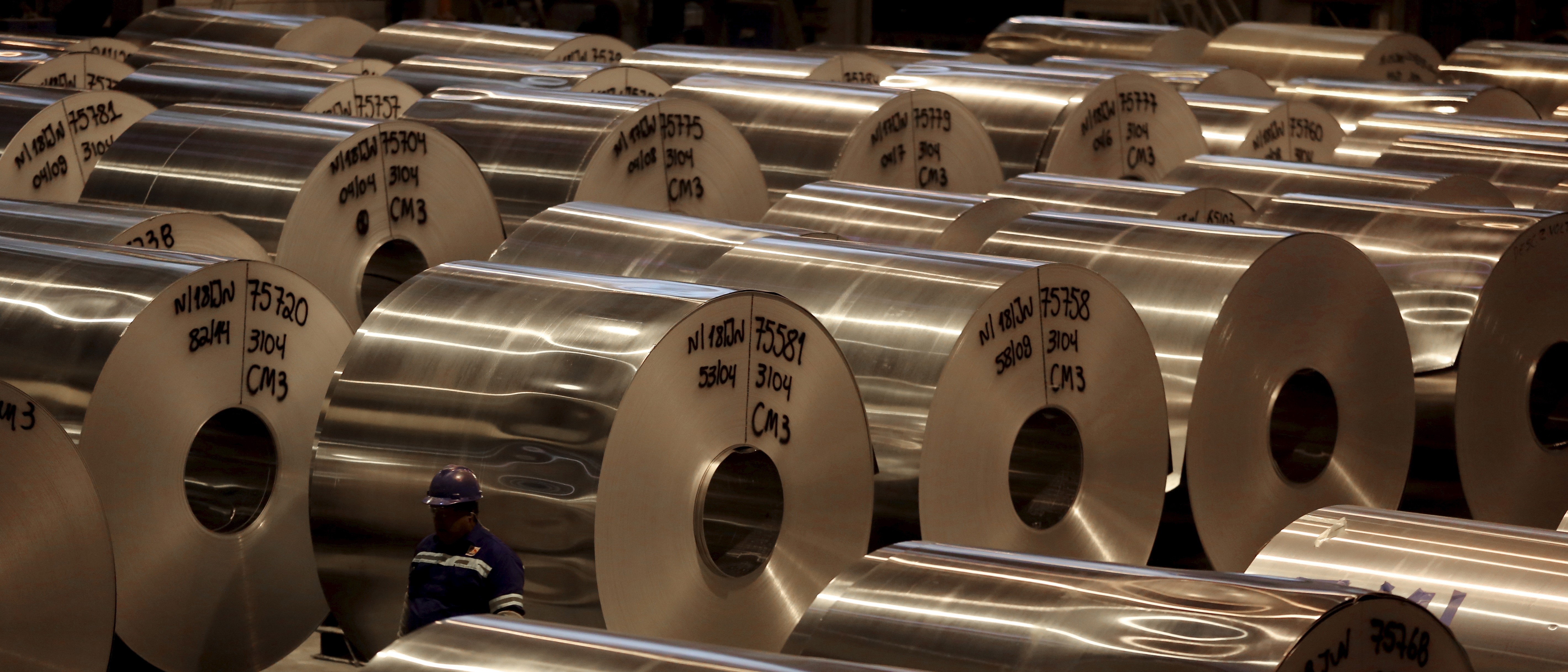 Fábrica de alumínio em Pindamonhangaba (SP) (Foto: Paulo Whitaker/Reuters)