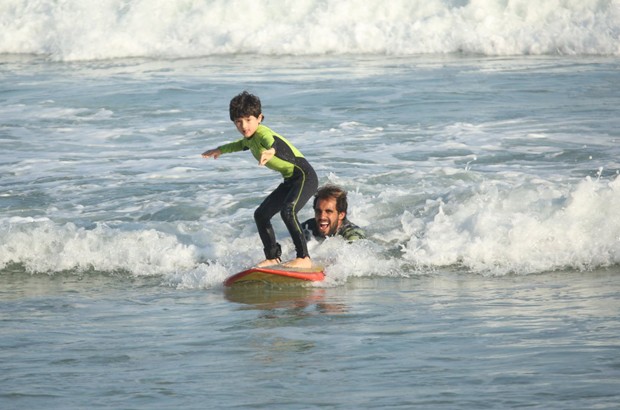 Kauai, filho de Dani Suzuki pegando onda (Foto: AgNews)