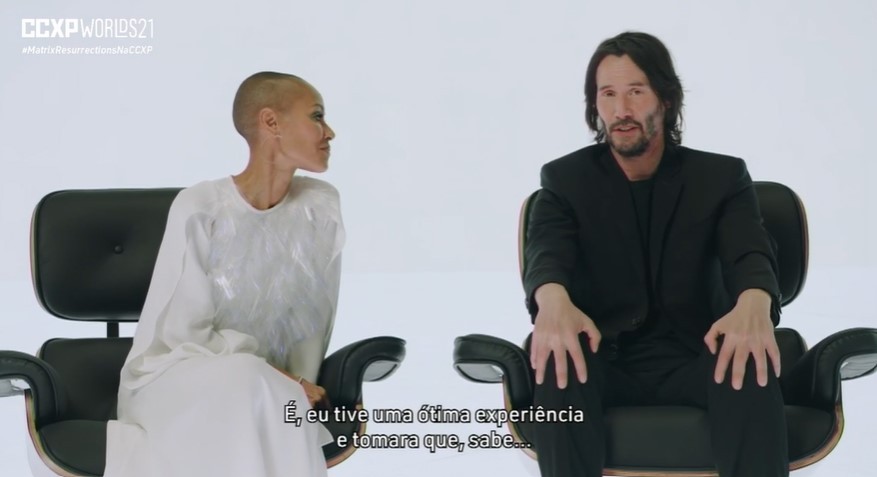 Jada Pinkett-Smith e Keanu Reeves durante o painel sobre o filme Matrix Resurrections na CCXP Worlds 21 (Foto: Reprodução)