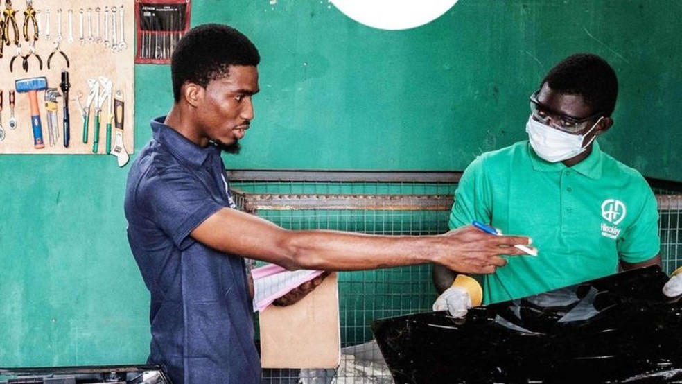 'Closing the Loop' também tem parceiros em países como a Nigéria, como a Hinckley Recycling — Foto: VICTOR ADEWALE/CLOSING THE LOOP