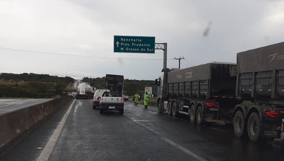 Trecho da SP-270 ficou com trânsito lento até o fim do dia porque precisou operar em apenas uma faixa da pista — Foto: Arquivo pessoal